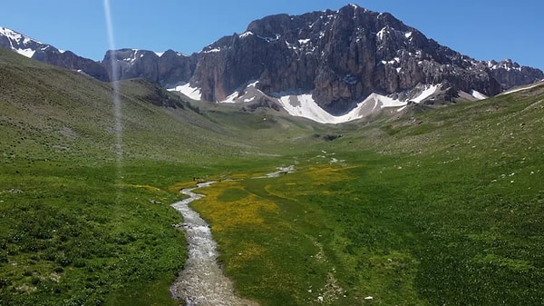 Erzincan ile Tunceli sınırında, Munzur Dağları eteklerinde yer alan Merg Yaylası, yaz döneminde doğaseverlerin yoğun ilgisini çekiyor.