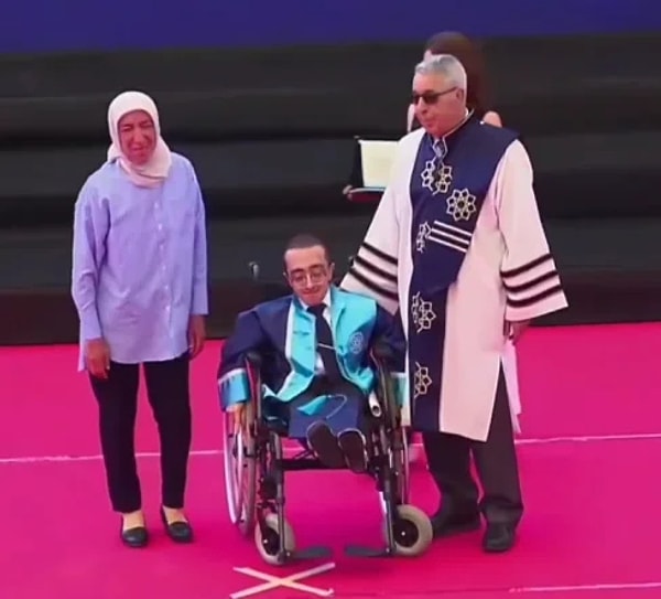 Eğitim Sürecinin Kahramanı Mezuniyet Töreninde Ayakta Alkışlandı
