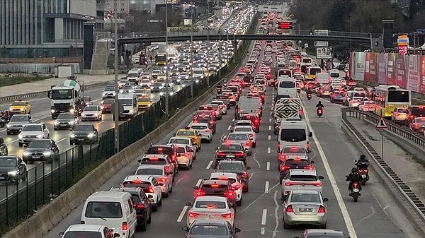Sürücülerin uzun süredir beklediği zorunlu trafik sigortasındaki kapsamlı değişiklikler de yine yarın itibarıyla yürürlüğe giren bir diğer önemli başlık olarak öne çıkıyor.