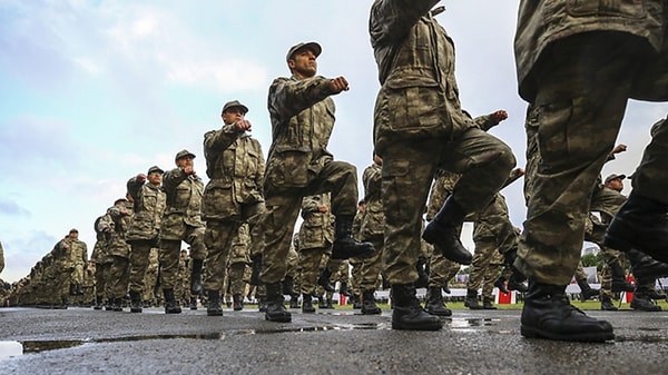 AK Parti, sınır ötesinde yaşayan yüz binlerce Türk vatandaşının askerlik sorununu kökten çözecek önemli bir kanun teklifini Meclis başkanlığına sunmaya hazırlanıyor.