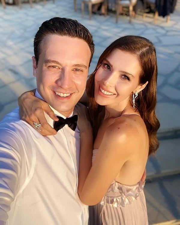 Hatice Şendil embarked on her screen journey in 2001, when she participated in the Miss Turkey contest. Having finished the competition in third place, Şendil subsequently made her name known to a wider audience with her ranking in Miss Europe.
