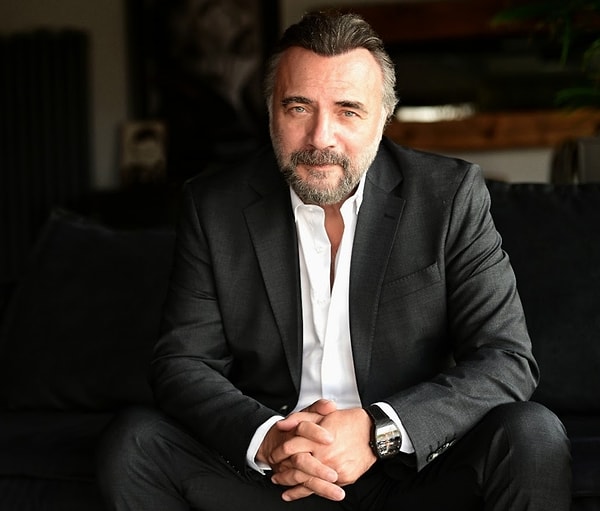 Oktay Kaynarca'nın ATV'de yayınlanacak yeni dizisi Hamal'daki partneri Fahriye Evcen oldu.