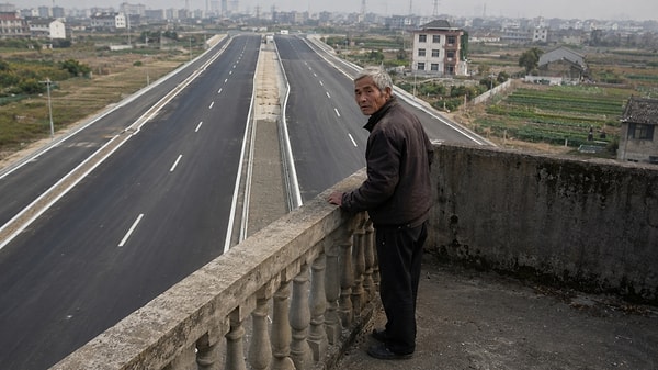 Tazminatı kabul etmedi, yol evin etrafından geçti