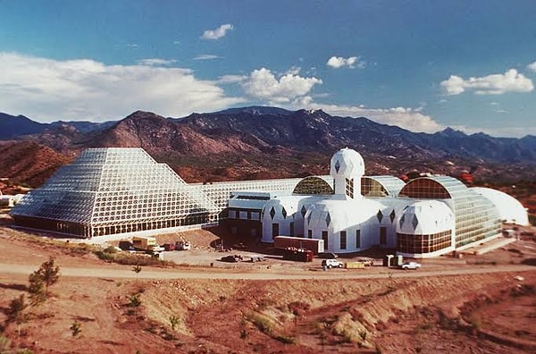 26 Eylül 1991'de, dört erkek ve dört kadından oluşan sekiz kişilik bir mürettebat, Arizona’nın Oracle kenti yakınlarında bulunan, üç dönümlük devasa bir cam ve çelik yapının içine kendilerini kilitledi.