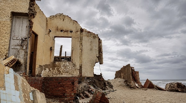 Archaeological and geomorphological studies reveal that the first signs of erosion in the region can be traced back as far as 1954.