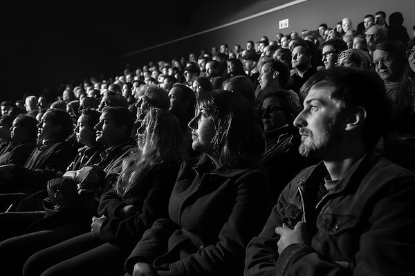 4. Vizyona girmesini dört gözle beklediğin filmi sinema salonunda izlediğin ilk an.