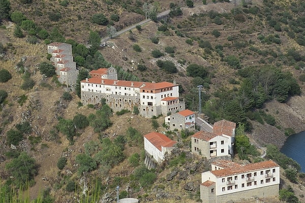 44 ev, kilise ve okul aynı pakete dahil edildi