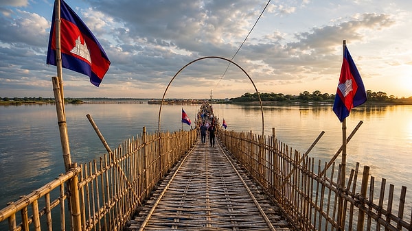 Kamboçya’nın Kampong Cham kentinde yer alan bambu köprü, dünyanın en ilginç geçiş yapılarından biri olarak dikkat çekiyor