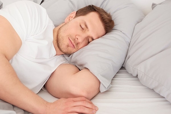 So, how many hours of sleep per day is considered 'insomnia'?