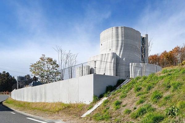 The O House, constructed in Japan, stands out with its appearance that significantly deviates from traditional home designs.