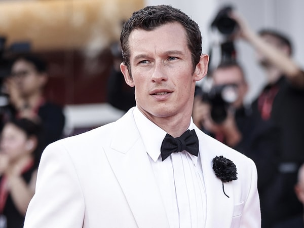 Son dönemde adını yalnızca rol aldığı yapımlarla değil, dünyaca ünlü şarkıcı Dua Lipa ile yaşadığı aşkla da sık sık duyduğumuz Callum Turner, kariyer basamaklarını sessiz ama emin adımlarla çıkan isimlerden biri oldu.