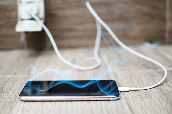 Telefonunuzun el yakacak kadar ısındığını fark ettiğiniz an şu acil müdahale adımlarını uygulayın: