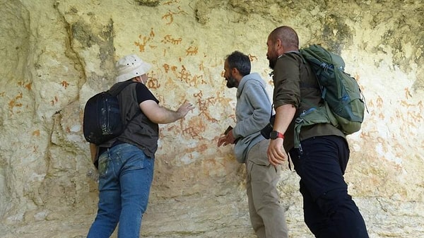 Mağara duvarlarındaki üslup ve pigment farklılıkları alanın binlerce yıl boyunca kesintisiz kullanıldığını gösteriyor