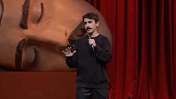 Ünlü komedyen Deniz Göktaş, 'Ölü Deniz' adlı stand-up gösterisinin ardından gözaltına alındı.