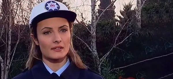 1995 yılında yayın hayatına başlayan ve tam 8 yıl boyunca ekranlarda kalan Çiçek Taksi, yalnızca bir mahalle dizisi değil; Türk televizyon tarihinin en sevilen yapımlarından biri olmayı başarmıştı.