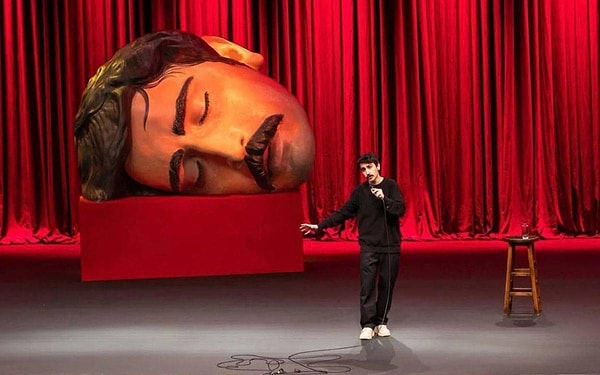 Deniz Göktaş'ın 1 Haziran'da Harbiye Açıkhava'da sahnelediği ve daha sonra YouTube'da yayımladığı "Ölü Deniz" isimli stand-up gösterisi kısa sürede milyonlarca izlenmeye ulaştı.