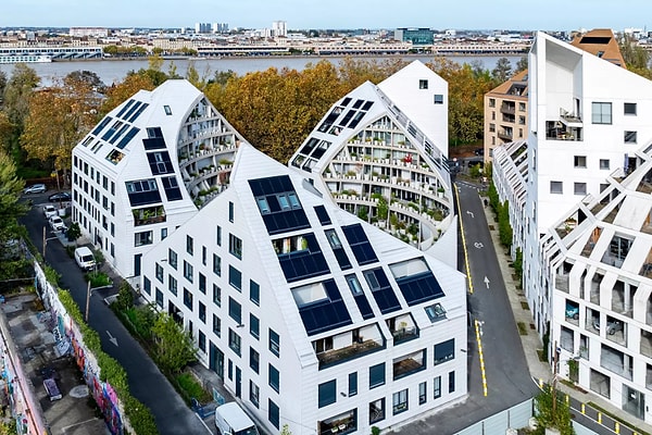 Fransa’nın Bordeaux kentinde tamamlanan La Vallée Verte, dışarıdan bakıldığında üç ayrı apartman bloğundan oluşan modern bir konut projesi gibi görünüyor.