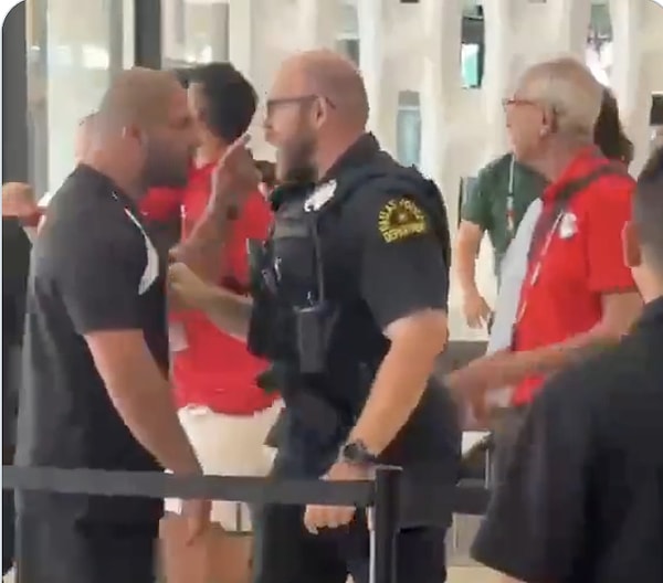 Dallas'ta yaşanan olayda Mısırlı bir çocuk teknik direktör Ahmed Hassan'la fotoğraf çektirmek istedi.