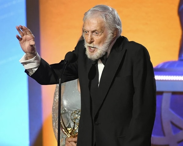 Hollywood'un yaşayan en büyük yıldızlarından biri olarak gösterilen Dick Van Dyke, yalnızca başarılı bir oyuncu değil; aynı zamanda komedyen, şarkıcı, dansçı ve televizyon tarihine damga vurmuş çok yönlü bir sanatçı.