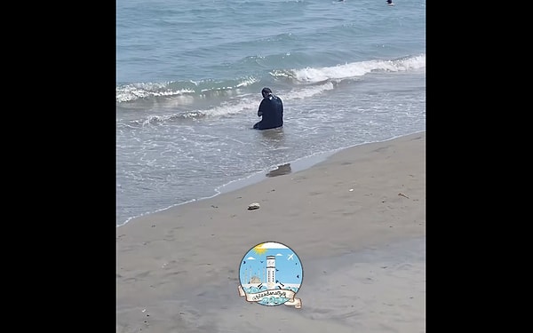 Sosyal medyada tartışma yaratan bu konu aynı zamanda merak da uyandırdı. İslam fıkhına göre denizde ya da suyun içinde namaz kılınır mı?