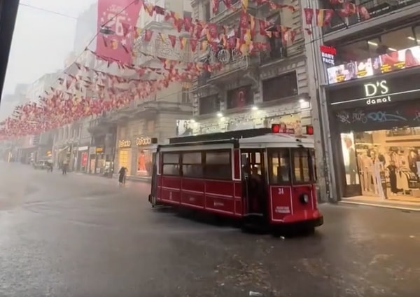 Özellikle İstanbul'un kalbi sayılan İstiklal Caddesi'nde kaydedilen anlar, yağışın boyutunu gözler önüne serdi.