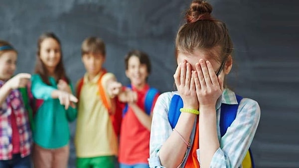 Aileler ve okullarla uzun yıllardır çalışan uzmanların deneyimlerine dayanan kapsamlı rehber, zorbalığın doğru tanımlanmasından siber zorbalıkla mücadeleye kadar ebeveynlerin atması gereken adımları tek tek gözler önüne seriyor.