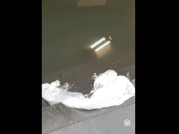 Esnaf, dizlerine kadar gelen suyun içinde dükkanlarını ve kitapları kurtarmak için yoğun bir çaba sarf etti.