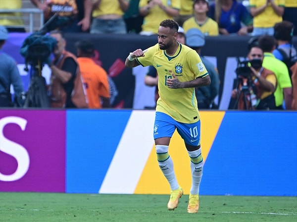 2026 FIFA Dünya Kupası son 16 turunda Norveç'e 2-1 yenilerek turnuvaya veda eden Brezilya'da  yıldız futbolcu Neymar Junior, milli takımından emekli olduğunu duyurdu.