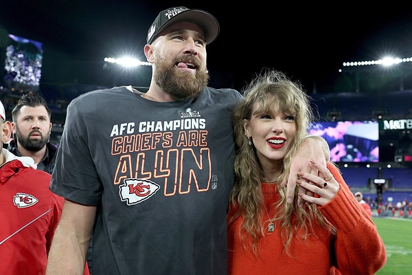 Dünyaca ünlü şarkıcı Taylor Swift ile Amerikan futbolu yıldızı Travis Kelce, Adam Sandler'ın yönettiği, yıldız isimlerin katıldığı görkemli bir törenle dünyaevine girdi.