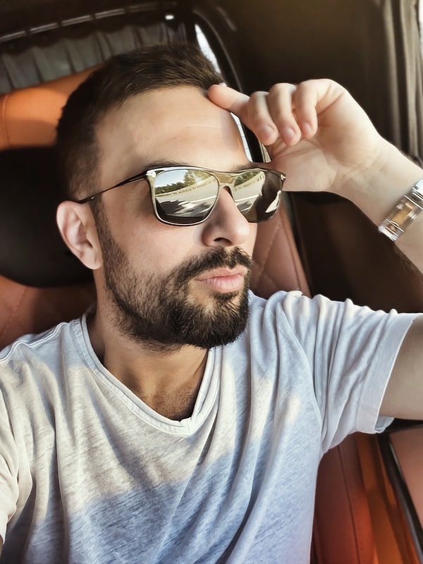İstanbul ve Ankara konserlerinin ardından Almanya'nın Dortmund kentinde konser vererek hayranlarını coşturan Tarkan, konser sonrası yeni tarzını paylaştı.