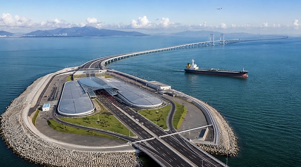 İnci Nehri Deltası'nda inşa edilen ve üç büyük şehri birbirine bağlayan Hong Kong-Zhuhai-Makao Köprüsü, sadece su üzerindeki viyadükleriyle değil, mühendislik sınırlarını zorlayan su altı tüneliyle de dünyada dikkat çekiyor.