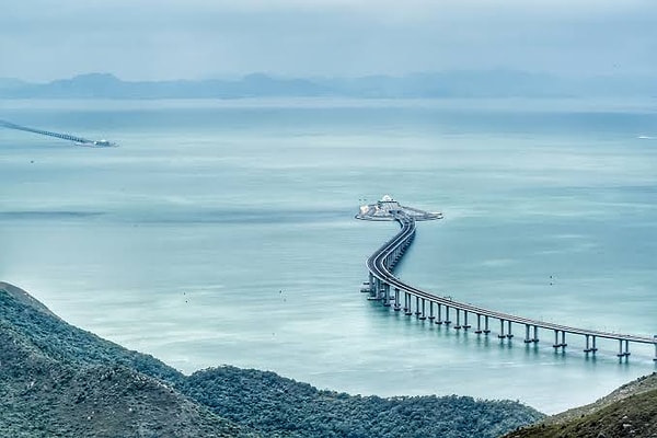 Suyun üzerindeki viyadükler ile su altındaki tünel arasındaki kesintisiz geçişi sağlamak adına denizde iki büyük yapay ada inşa edildi.