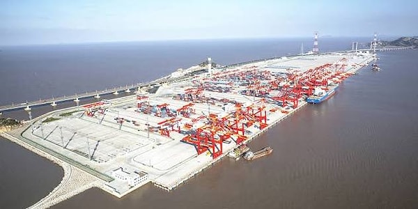 Equipped with surveillance cameras, wireless commands for trucks, and artificial intelligence-backed control systems, Yangshan has quickly caught up with giant competitors like Singapore and Hong Kong.