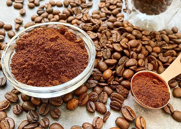 Çekirdek kahve toz kahveden tazelik ve aroma konusunda birkaç adım önde oluyor. Hatta yarışı çekirdek kahve tamamlıyor diyebiliriz.