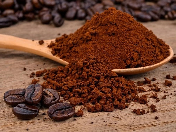 Öğütülmüş kahve alırken tek bir ekipmana ihtiyacın oluyor. Çekirdek kahvede işler öyle değil.