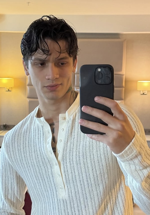Emirhan Çakal, known to millions by his stage name "Çakal", has managed to become one of the fastest rising stars in the Turkish rap scene over the past few years.