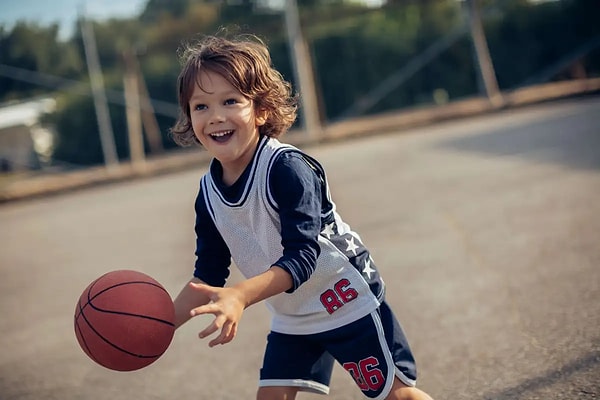 Basketbol oynamaya başlayan çocuklar, diğer çocuklara kıyasla matematik testlerinde yüzde 15 daha iyi performans sergiledi.
