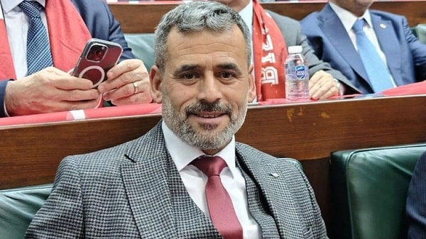 Afyonkarahisar'da olay, Dinar'da meydana geldi. Haydarlı Belediye Başkanı Süleyman Çetinkaya, 5 Temmuz günü saat 19.00 sıralarında evine girmek üzereyken bir kişinin bıçaklı saldırısına uğradı.