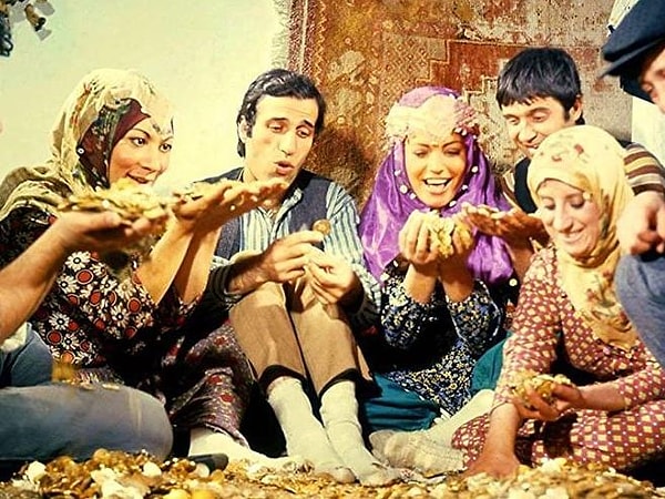 Türk sinemasının unutulmaz yapımı "Köyden İndim Şehir" yeniden beyaz perdeye dönmeye hazırlanıyor.