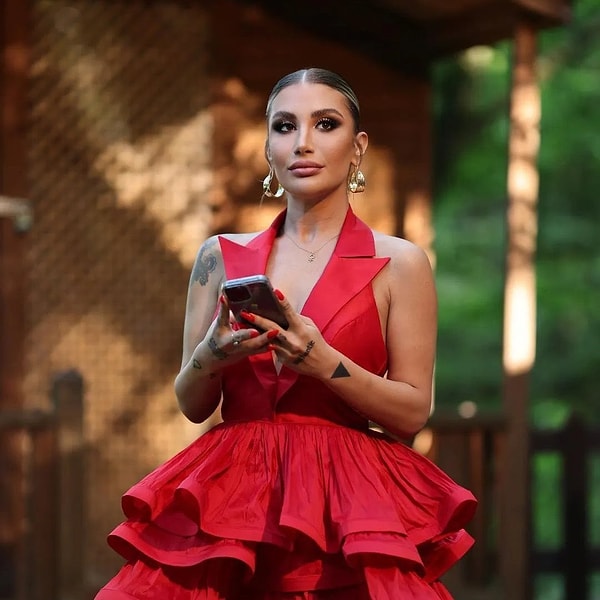 Irem Derici has been a staple in the entertainment news for years, not only for her powerful voice, but also for her candid remarks, humorous posts, and straightforward demeanor.