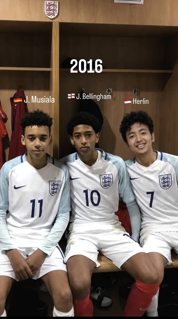 2016 yılında İngiltere Genç Milli Takımı'nda aynı formayı terleten üç arkadaştan Jamal Musiala ve Jude Bellingham bugün dünya futbolunun zirvesinde yer alırken, yanlarındaki üçüncü genç Herlin kramponlarını laboratuvar önlüğüyle değiştirerek bir doktora öğrencisi olmayı seçti.