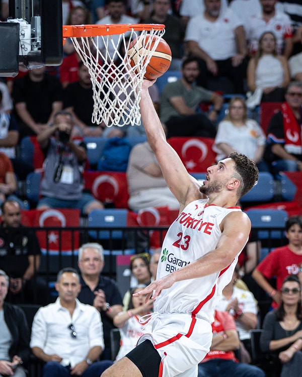 Ergin Ataman yönetimindeki 12 Dev Adam, Sırbistan, Bosna Hersek ve İsviçre’nin olduğu FIBA 2027 Dünya Kupası Avrupa Elemeleri 1. Tur C Grubu’nda oynadığı 6 maçı da kazanmayı başardı.