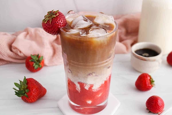 Senin imza içeceğin, çilekli soğuk latte!