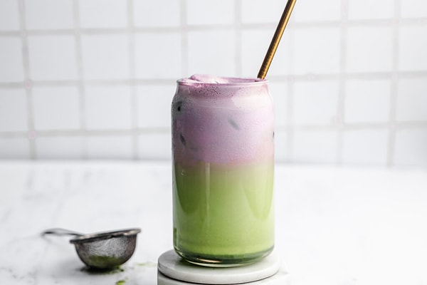 Senin imza içeceğin, lavantalı iced matcha latte!