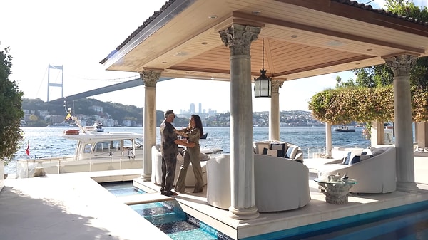 Nevbahar Koç, eşi Ali Koç'la ve çocuklarıyla birlikte yaşadıkları yalısını dünyaca ünlü iç mimar Martyn Lawrence Bullard'a tanıttı.