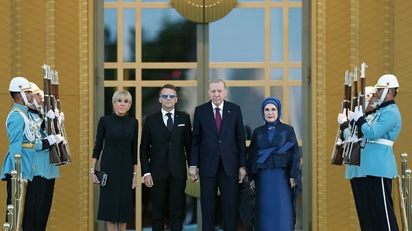 Macron'un gözlük tercihinin arkasında, geçtiğimiz hafta Fransa'nın güneyinde düzenlenen bir askeri etkinlikte de baş gösteren bir sağlık sorunu yer alıyor.