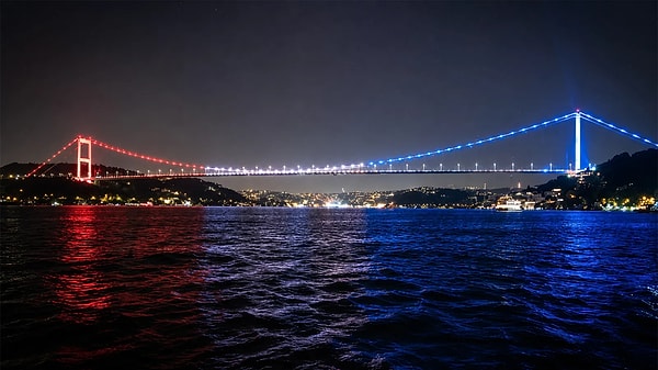 Gösteri Toplumu ve Fatih Sultan Mehmet Köprüsü’ndeki Amerikan Bayrağı
