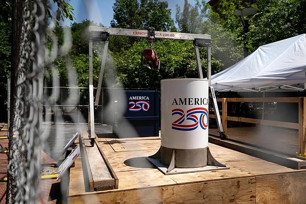 Instead of presenting a single official national historical narrative, the project organizers allowed each state to freely decide how they wished to represent themselves.