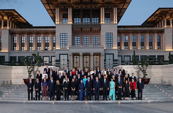 Ankara'daki tarihi zirve sona erdi. Liderlere özel üretim tabanca hediye edildi.