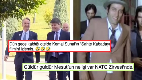 Mehter Marşıyla Karşılanan Yunanistan Başbakanı Miçotakis'in Külliyedeki Yürüyüşü Goygoy Malzemesi Oldu